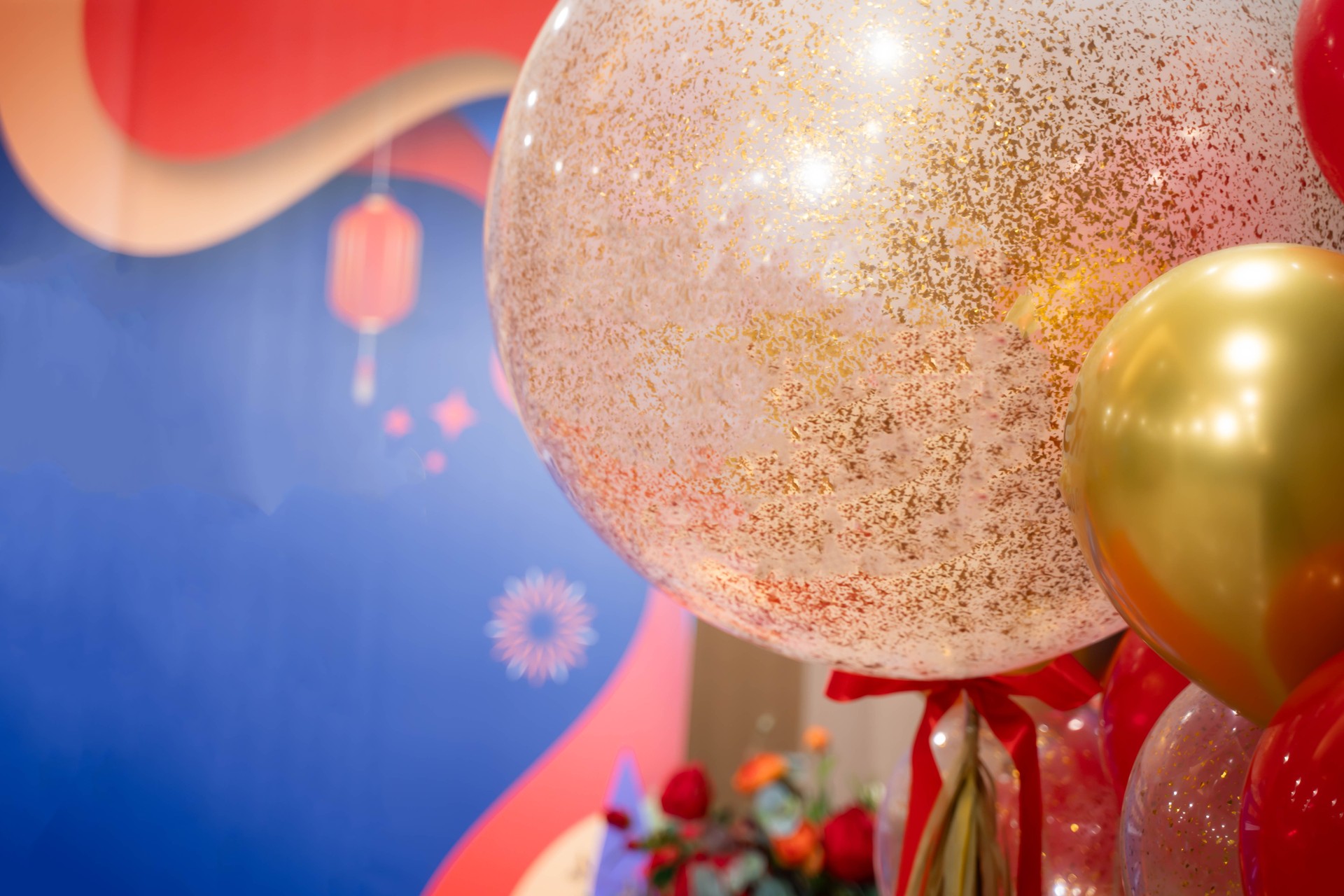 Balloons with glitter The concept of gold and dark tones. Decorated at a banquet